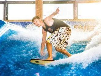 Indoor surfing na umelej vlne, jedinečné adrenalínové dobrodružstvo ako na Hawai.