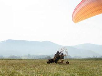 Motorový paragliding. Výhľad z vtáčej perspektívy je proste neprekonateľná kráááása.