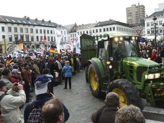 Polícia zatkla farmárov protestujúcich proti emisnej politike