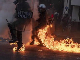 Počas protestov v Grécku zatkli deväť ľudí, šesť policajtov sa zranilo