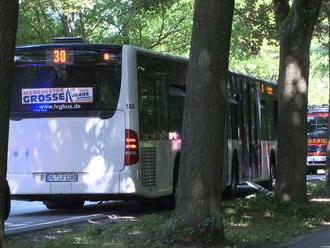 Zomrel francúzsky vodič, ktorý do autobusu nevpustil ľudí bez rúšok