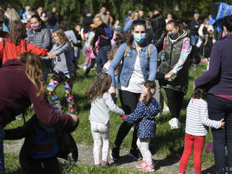 Česko opätovne zavádza povinné nosenie rúšok na hromadných akciách