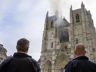 Utečenec z Rwandy sa priznal k podpáleniu katedrály v Nantes 