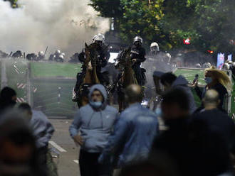 Vo viacerých mestách v Srbsku vypukli protivládne protesty sprevádzané násilím