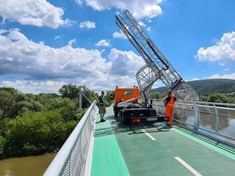 Vodičovi kamióna, ktorý chcel prejsť cez cyklomost, hrozí 10 rokov väzenia