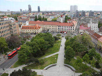 Na Kollárovom námestí v Bratislave sa zrazili tri autá, jedno sa prevrátilo