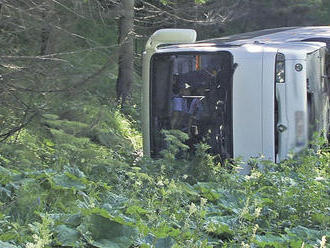 Deti z prevráteného autobusu vyviazli len s ľahkými zraneniami