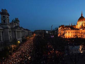 V uliciach Budapešti požadovali tisíce protestujúch slobodu tlače