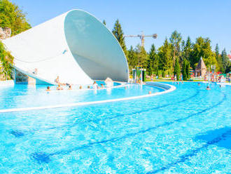 Miskolc neďaleko jaskynných kúpeľov v Park Hoteli *** s wellness, požičaním bicyklov a polpenziou.