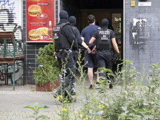 Video policajta s kolenom na hlave muža podnietilo vyšetrovanie