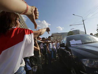 Polícia v Minsku pred protestmi zadržala približne 20 novinárov