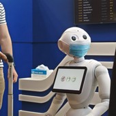 Robot Pepper skenuje obličeje a žádá lidi o nasazení roušky