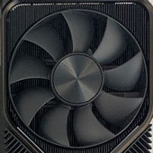 Údajná GeForce RTX 3090 FE na snímku se ukazuje jako tříslotový obr