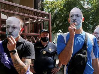 Som živý a doma, hovorí Lukašenko. Opozícia chce odovzdanie moci