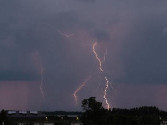 Búrky na Slovensku hrozia až do stredy. Môžu udrieť kdekoľvek