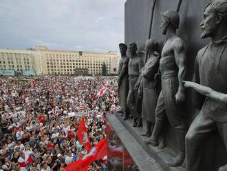 V Minsku protestujú proti Lukašenkovi desaťtisíce ľudí