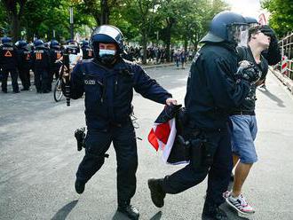 Vírus na protesty nedbá, nemecká vláda odsúdila útok na Reichstag