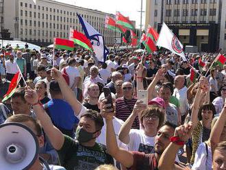 V Minsku sú v uliciach provládni aj protivládni demonštranti