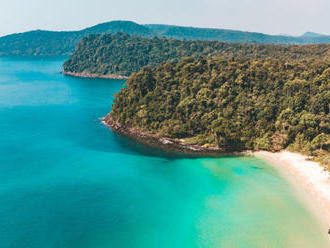 FOTO Námorníci sa plavili k ostrovu, došlo im palivo! Našli ich vďaka obrovskému nápisu