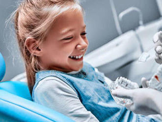 Black White Dental Clinic: Dentálna hygiena pre deti s inštruktážou pomôcok + detská kefka a diplom 