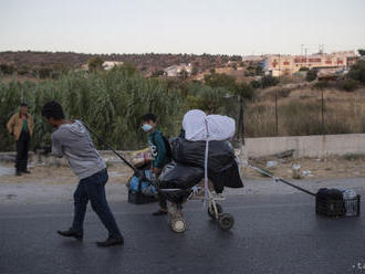 Grécko začalo stavať stany pre migrantov zo zničeného tábora Moria