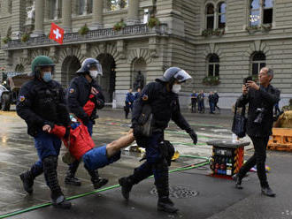 Polícia v Berne začala rozháňať klimatických aktivistov