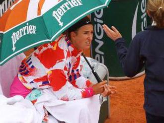 French Open: 'Frozen' Victoria Azarenka through to round two after weather row