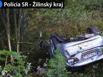 BMW spadlo do rokliny na Čertovici. Vodič prežil, spolujazdec je mŕtvy