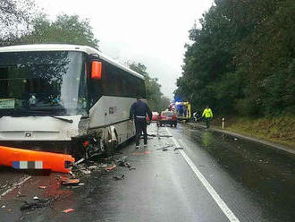 Po zrážke autobusu s autom na východe sú traja zranení