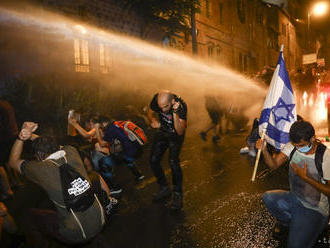 Demonštranti pálili izraelskú vlajku, nechcú normalizáciu vzťahov