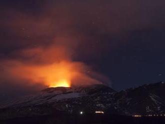 Sicílska sopka Etna sa opäť prebudila k životu