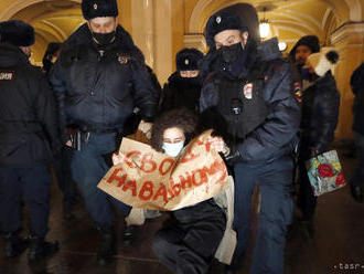 Tisíce ľudí demonštrujú za prepustenie Navaľného, polícia zatýka