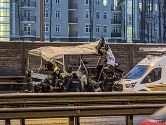 Zrážka kamióna s kolónou autobusov si vyžiadala 4 obete a 50 ranených