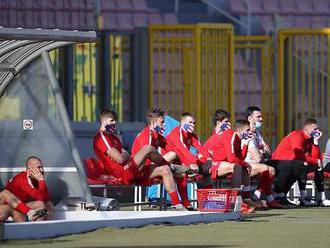 Fotbalová bublina na Maltě. Všude roušky, moře je lepší než bazén