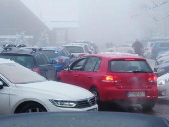 Hlava na hlave, auto na aute. Policajti ďalšie z Koliby odkláňajú