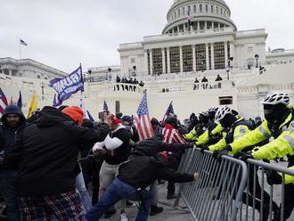 Do budovy Kongresu vtrhli Trumpovi stúpenci. Washington vyhlásil zákaz vychádzania