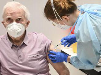 Najstarší seniori majú s očkovaním problémy, pomôže im charita