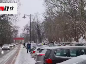 Lockdown po Slovensky: VIDEO Ľudia sa opäť húfne vybrali na Kolibu či Kamzík! Upozornenie polície