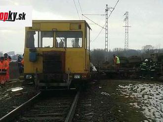 FOTO Nehoda pri Michaľanoch: Na priecestí sa zrazila drezina s nákladným autom, premávku zastavili