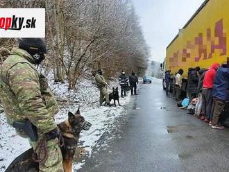 FOTO Polícia pri poľských hraniciach zadržala ďalších migrantov: V kamióne boli siedmi