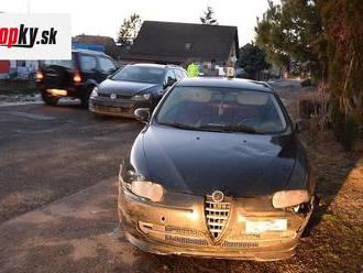 FOTO Muž v Lučenci sa musel zblázniť: Na úteku pred policajtmi poškodil autá aj plot pri dome