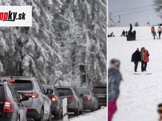 Kolaps v zimných strediskách! Nával turistov na FOTO, úrady im znemožnili parkovať