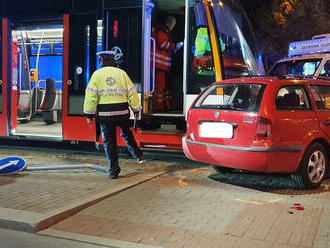 V ulici Koněvova v Praze hasiči zasahovali u nehody tramvaje a osobního auta. Řidič byl předán do…