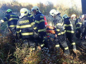 Opatrnost při jízdě se vyplácí i v lese. O tom ví své řidič čtyřkolky, se kterou se skutálel ze…