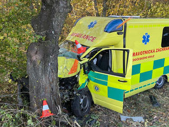 U Budiměřic na Nymbursku došlo ke střetu sanitky, osobního vozidla a dodávky. Jeden člověk zemřel