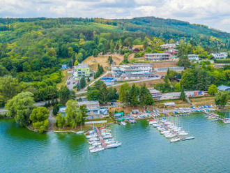 Brnenská priehrada: Hotel Rakovec *** pri pláži s polpenziou + vstup do wellness s bazénom a vírivkou.