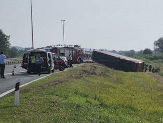 Pri zrážke auta s autobusom, ktorý viezol deti, sa zranilo desať ľudí