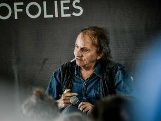 Kdyby byl samé PR, není tak slavný. Houellebecqův životopis klouže po povrchu