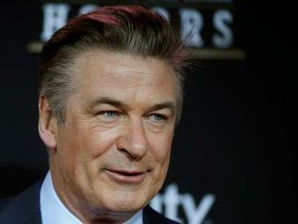 Herec Alec Baldwin při natáčení omylem zastřelil ženu a postřelil režiséra