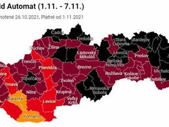 Čierne okresy na Slovensku od pondelka výrazne pribudnú, bordových bude 39 a oranžové aj červené ubudnú